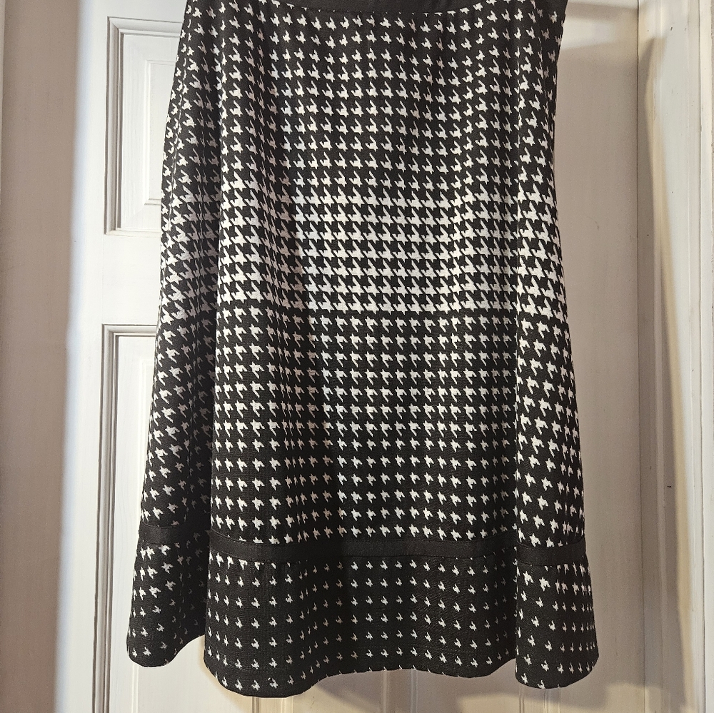 Elegant Black and White Houndstooth Skirt Size Large